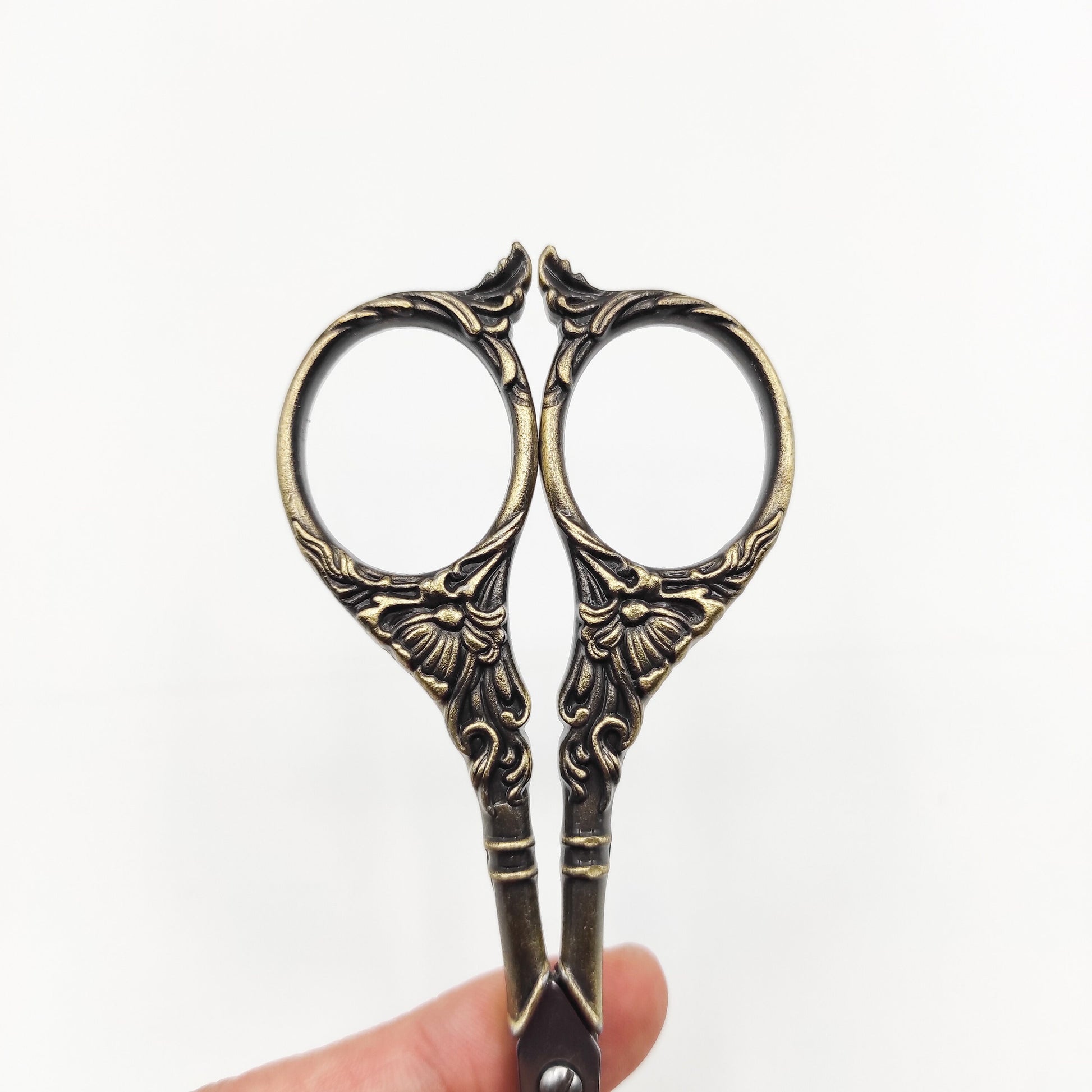 Lily Vintage Style scissor, Embroidery/Quilting/Thread/Sewing/Knitting/Cross Stitch Sharp scissor