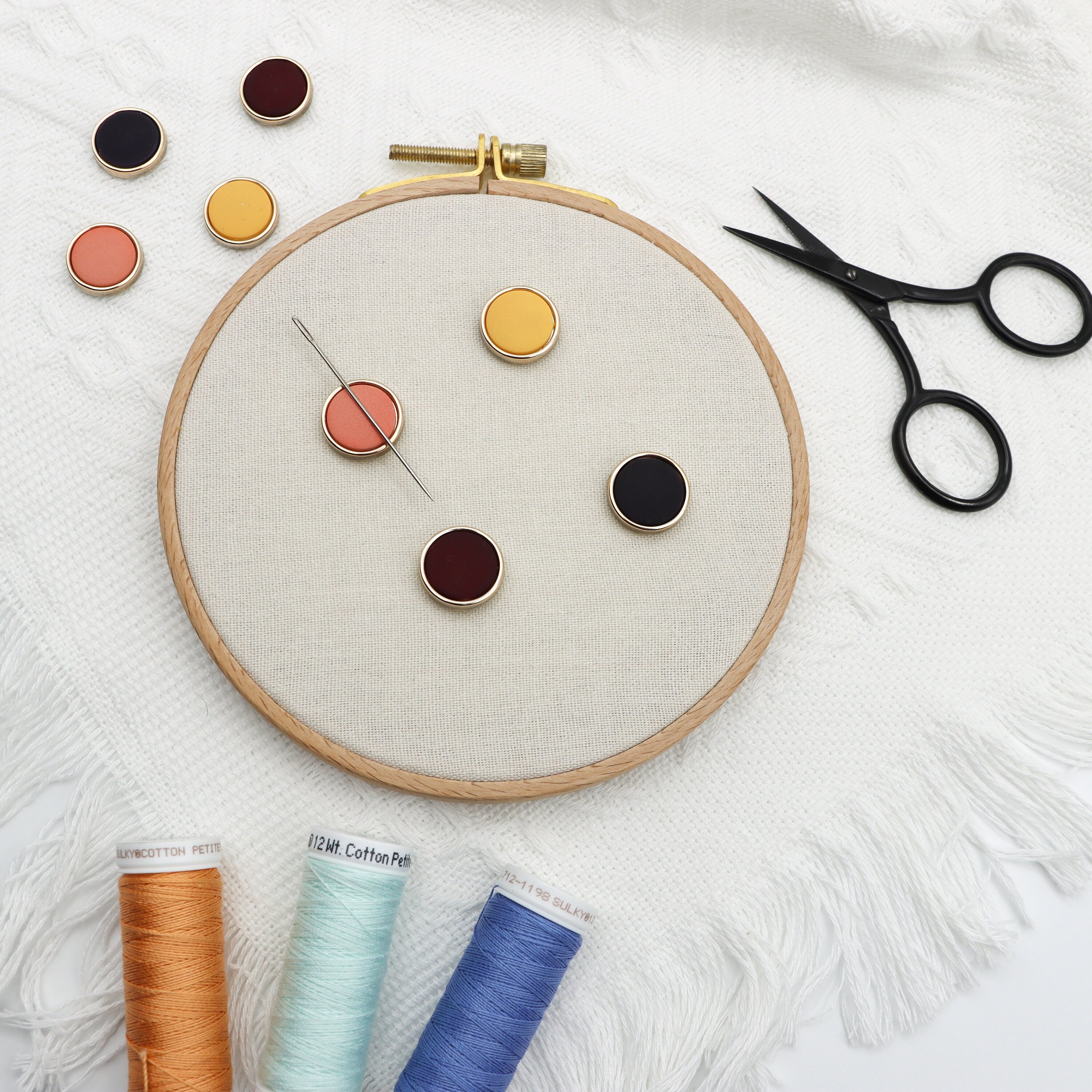 Modern Style Small Round Resin needle minders Mini Needle Minder for Embroidery Cross Stitch Needle work Needle point tools