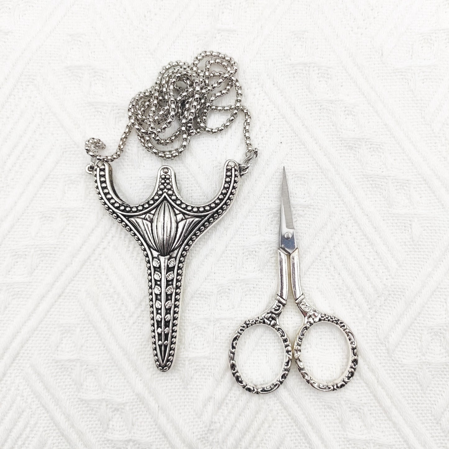 Vintage Style Scissors with sheath and necklace chain, Embroidery/ Cross Stitch/ Craft/ Floss/ Thread/Sewing vintage style scissors