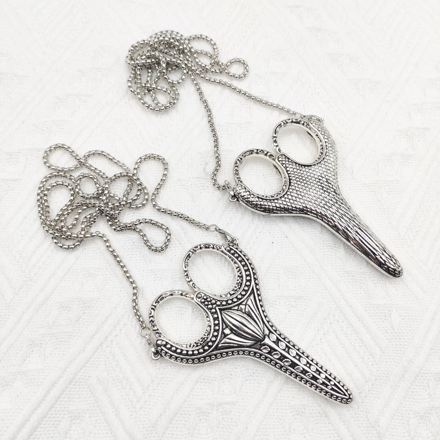 Vintage Style Scissors with sheath and necklace chain, Embroidery/ Cross Stitch/ Craft/ Floss/ Thread/Sewing vintage style scissors