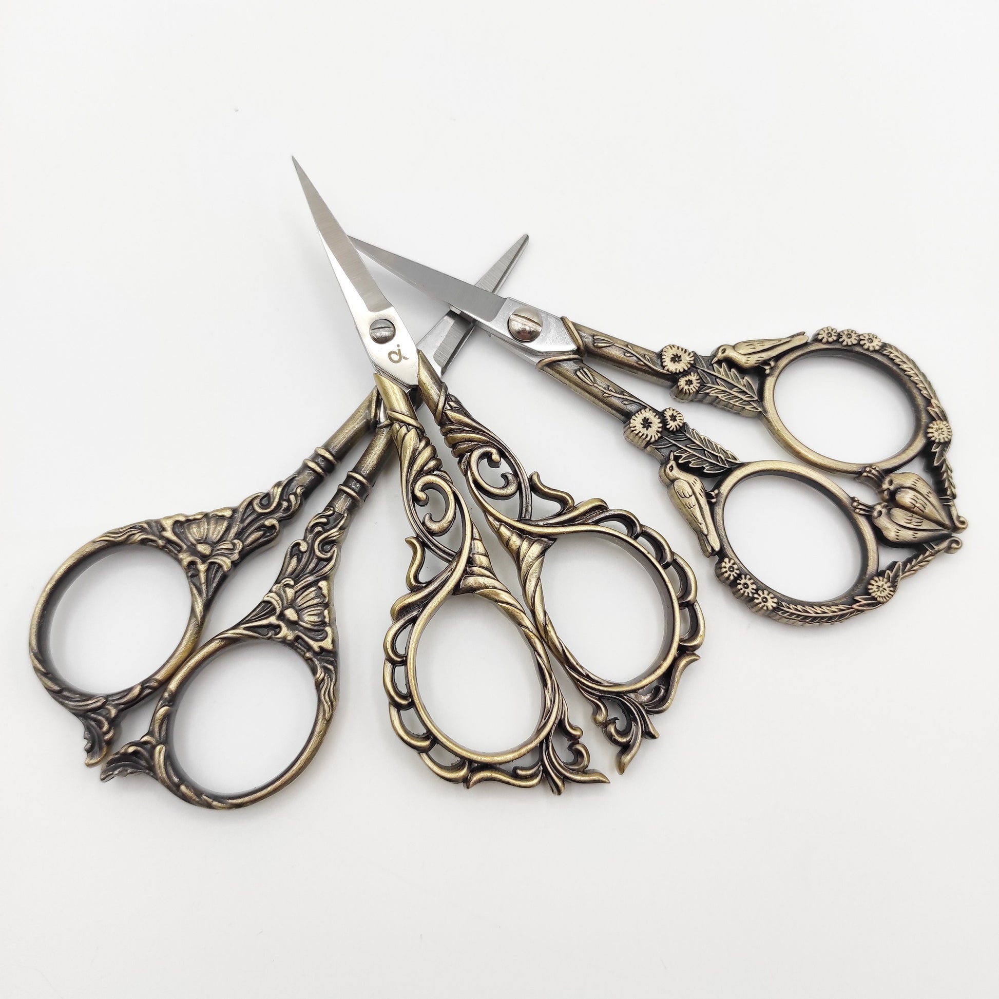 Bronze Vintage Style scissor with sheath, Embroidery/Quilting/Thread/Sewing/Knitting/Cross Stitch Sharp scissor