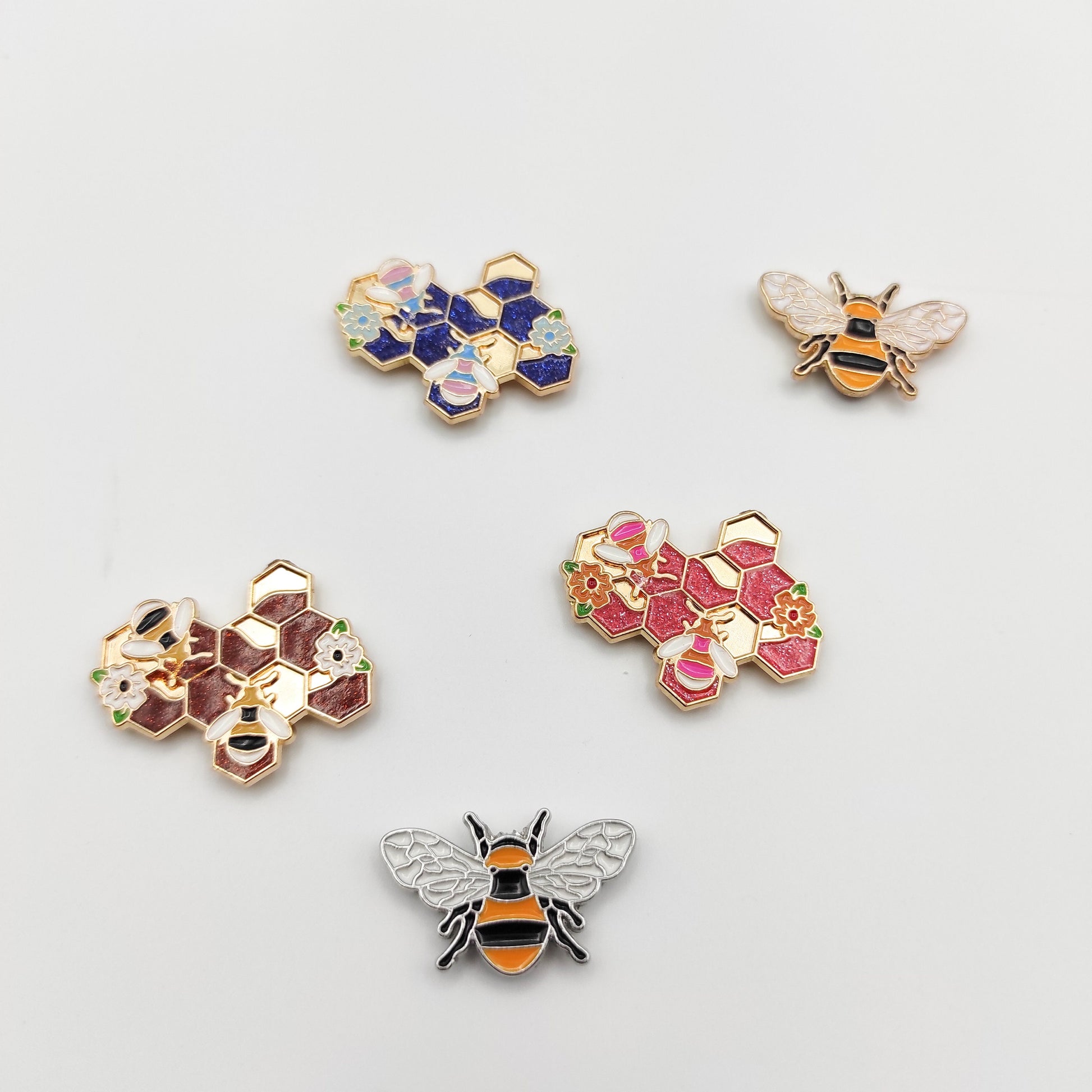 Bee Enamel needle minder /Threader, Bumble Bee Needle Minder, Needle Threader for Embroidery/ Cross Stitch/Needle work/Needlecraft/Sewing.