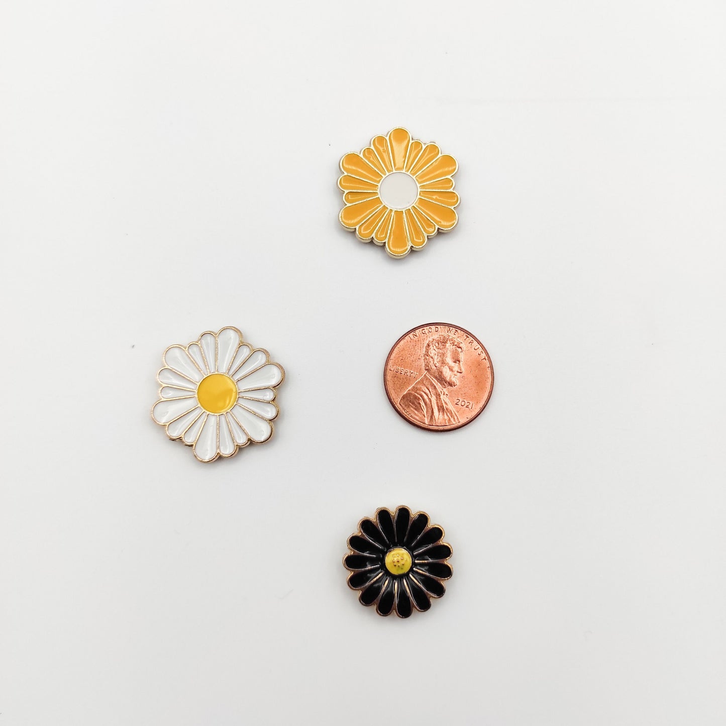 Daisy Enamel needle minders, Needle Minder for Embroidery, Cross Stitch, Needle work, Needle point tools