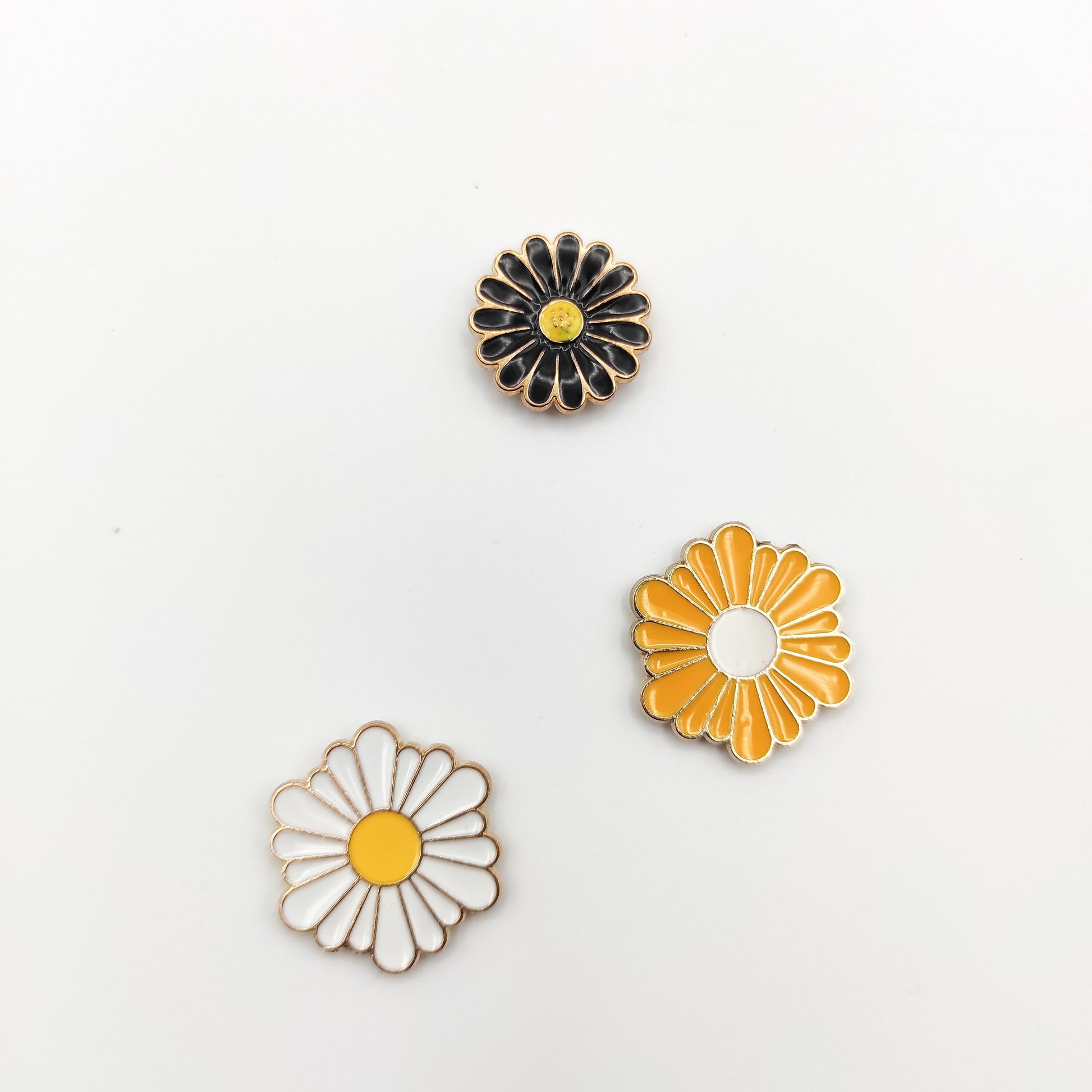 Daisy Enamel needle minders, Needle Minder for Embroidery, Cross Stitch, Needle work, Needle point tools