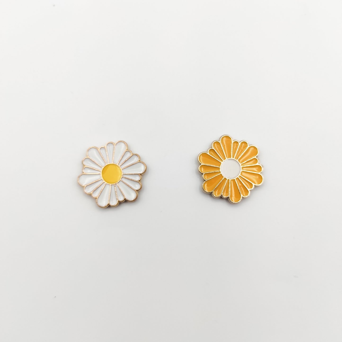 Daisy Enamel needle minders, Needle Minder for Embroidery, Cross Stitch, Needle work, Needle point tools