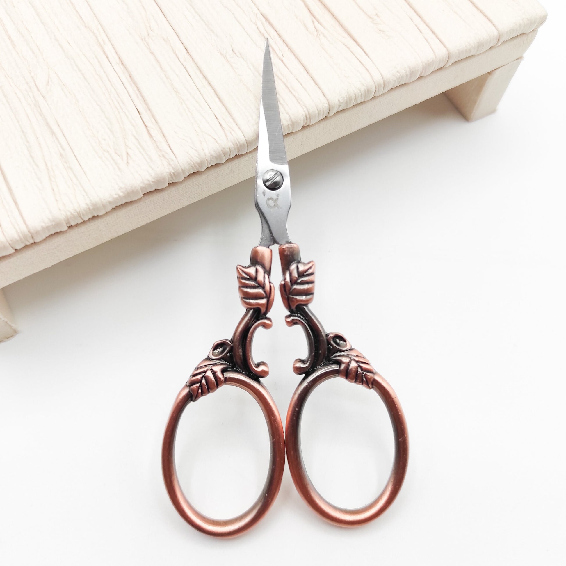 Leaf Pattern Vintage Style scissor, Embroidery/Quilting/Thread/Sewing/Knitting/Cross Stitch Sharp scissor