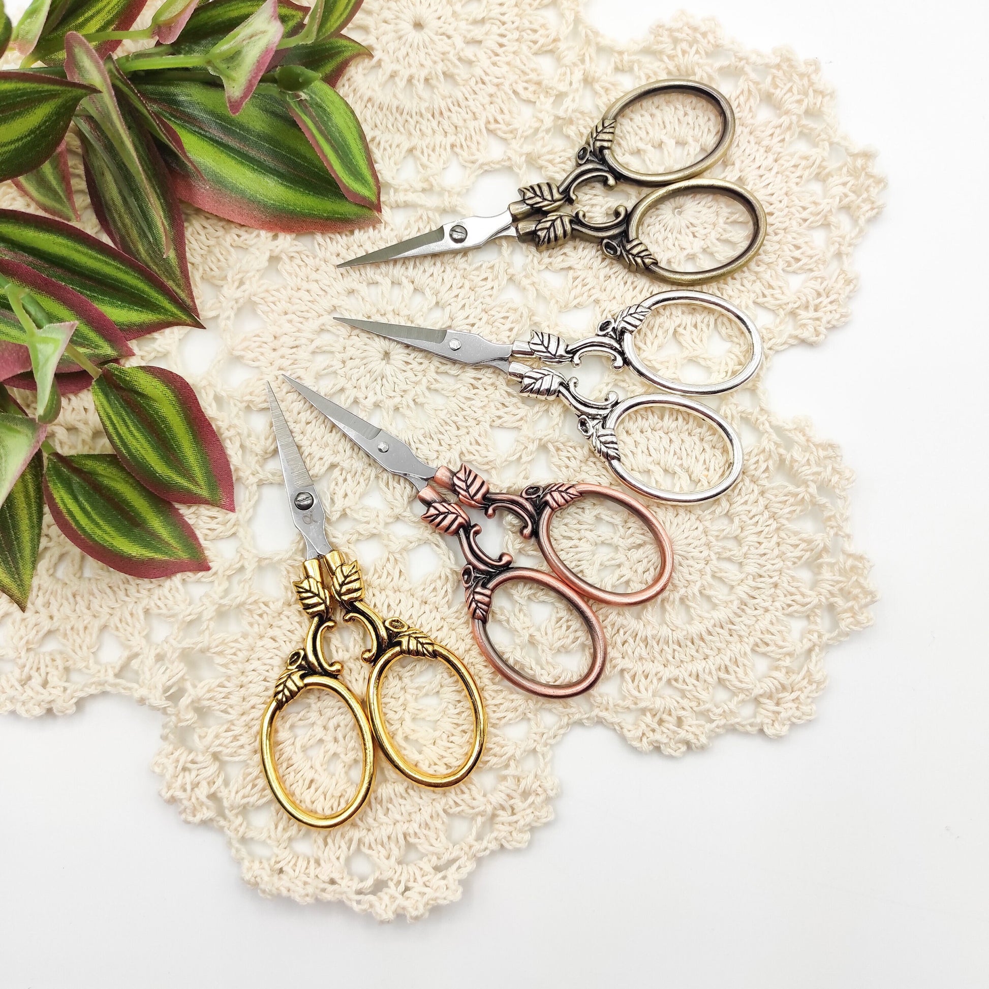 Leaf Pattern Vintage Style scissor, Embroidery/Quilting/Thread/Sewing/Knitting/Cross Stitch Sharp scissor