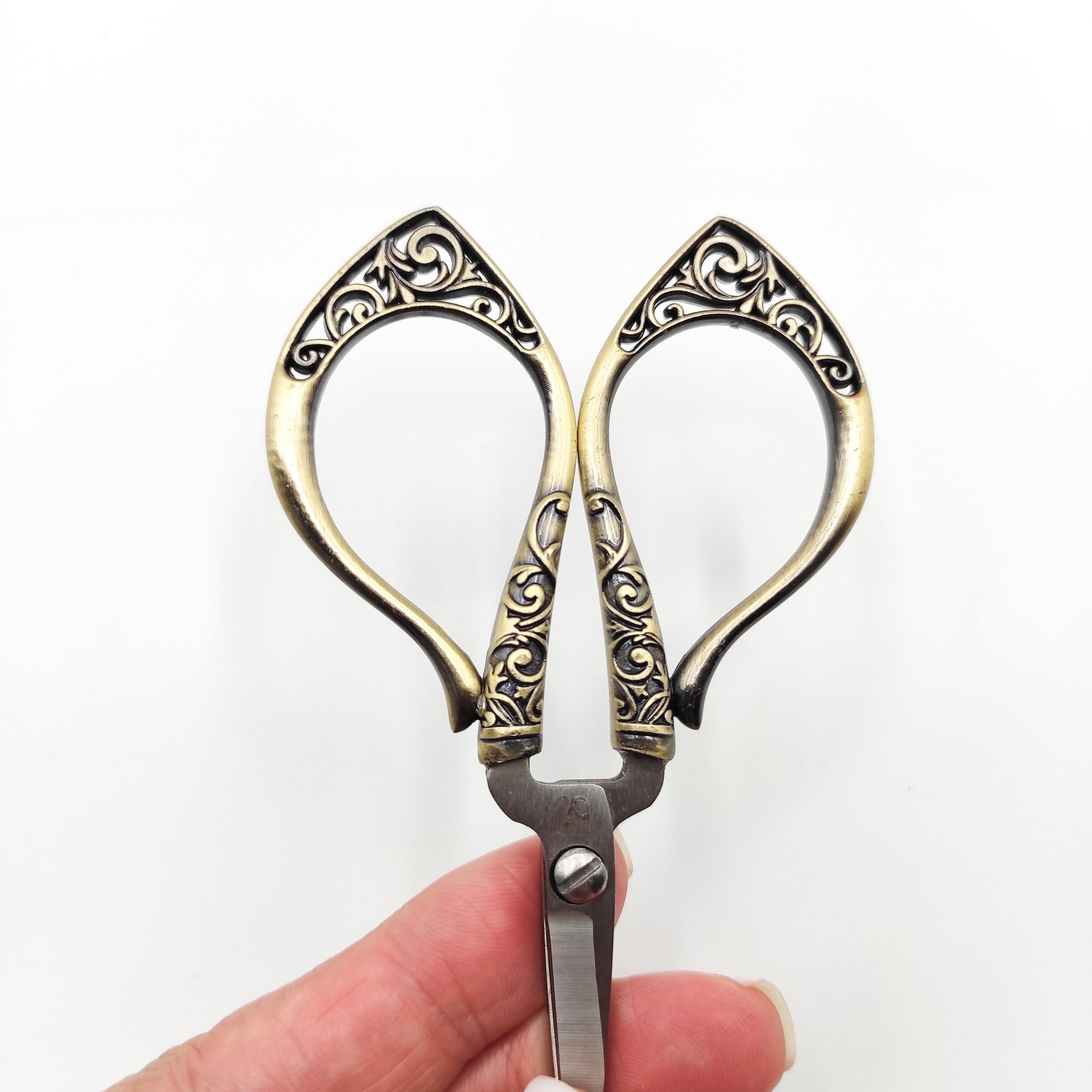 Vines Pattern Vintage Style scissor, Embroidery/Quilting/Thread/Sewing/Knitting/Cross Stitch Sharp scissor