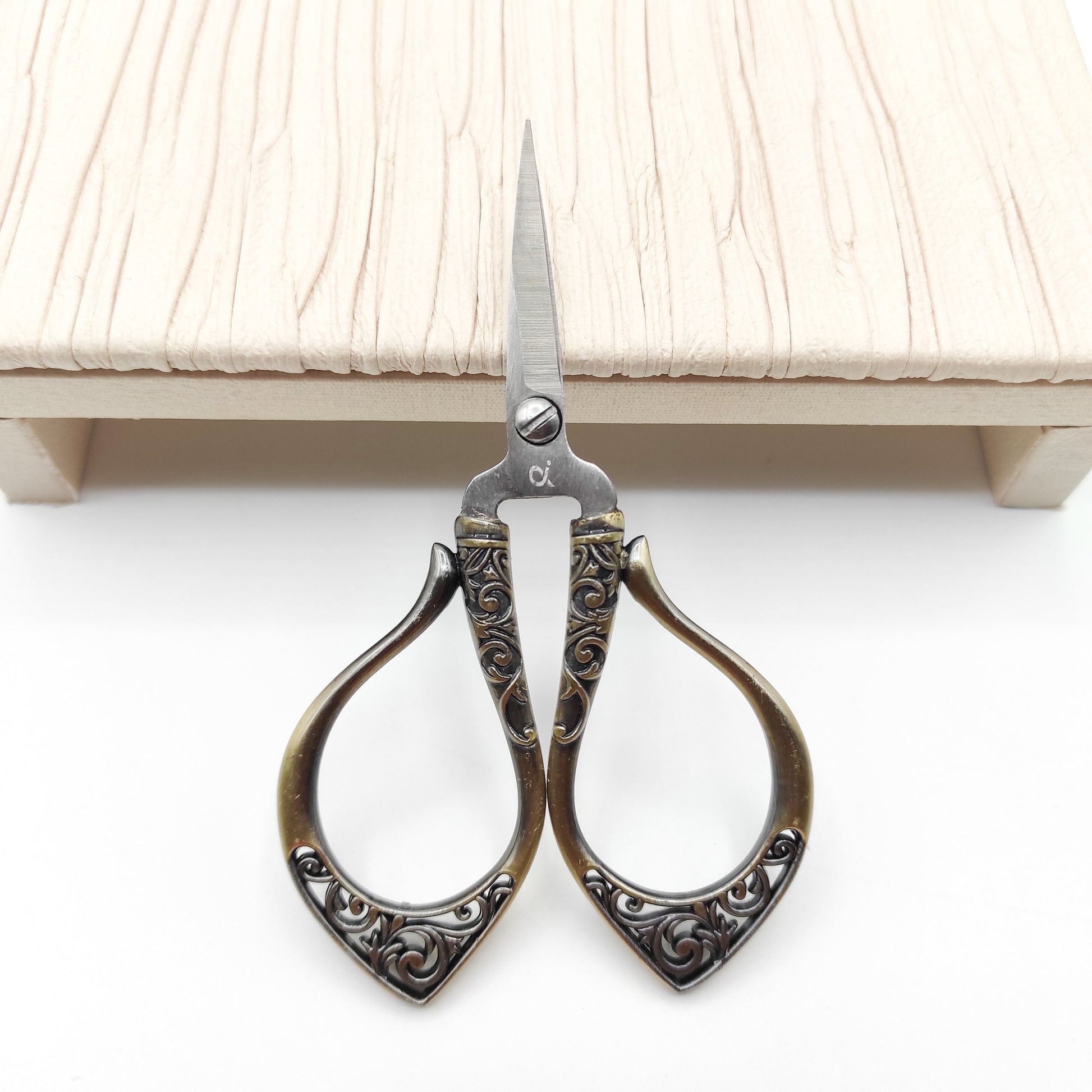 Vines Pattern Vintage Style scissor, Embroidery/Quilting/Thread/Sewing/Knitting/Cross Stitch Sharp scissor