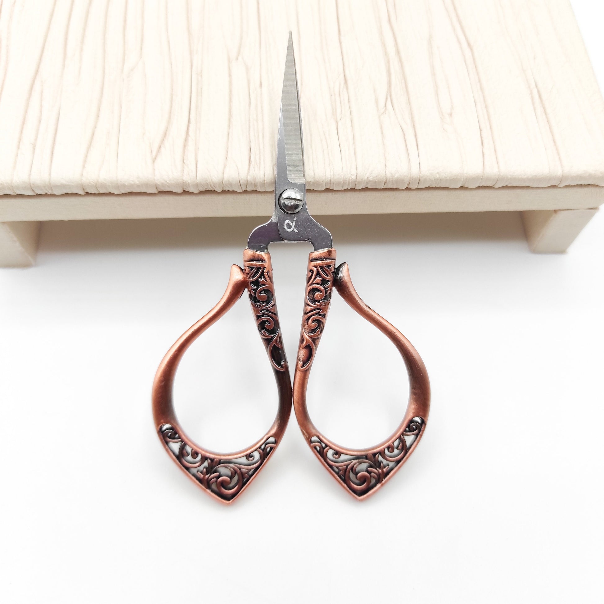 Vines Pattern Vintage Style scissor, Embroidery/Quilting/Thread/Sewing/Knitting/Cross Stitch Sharp scissor